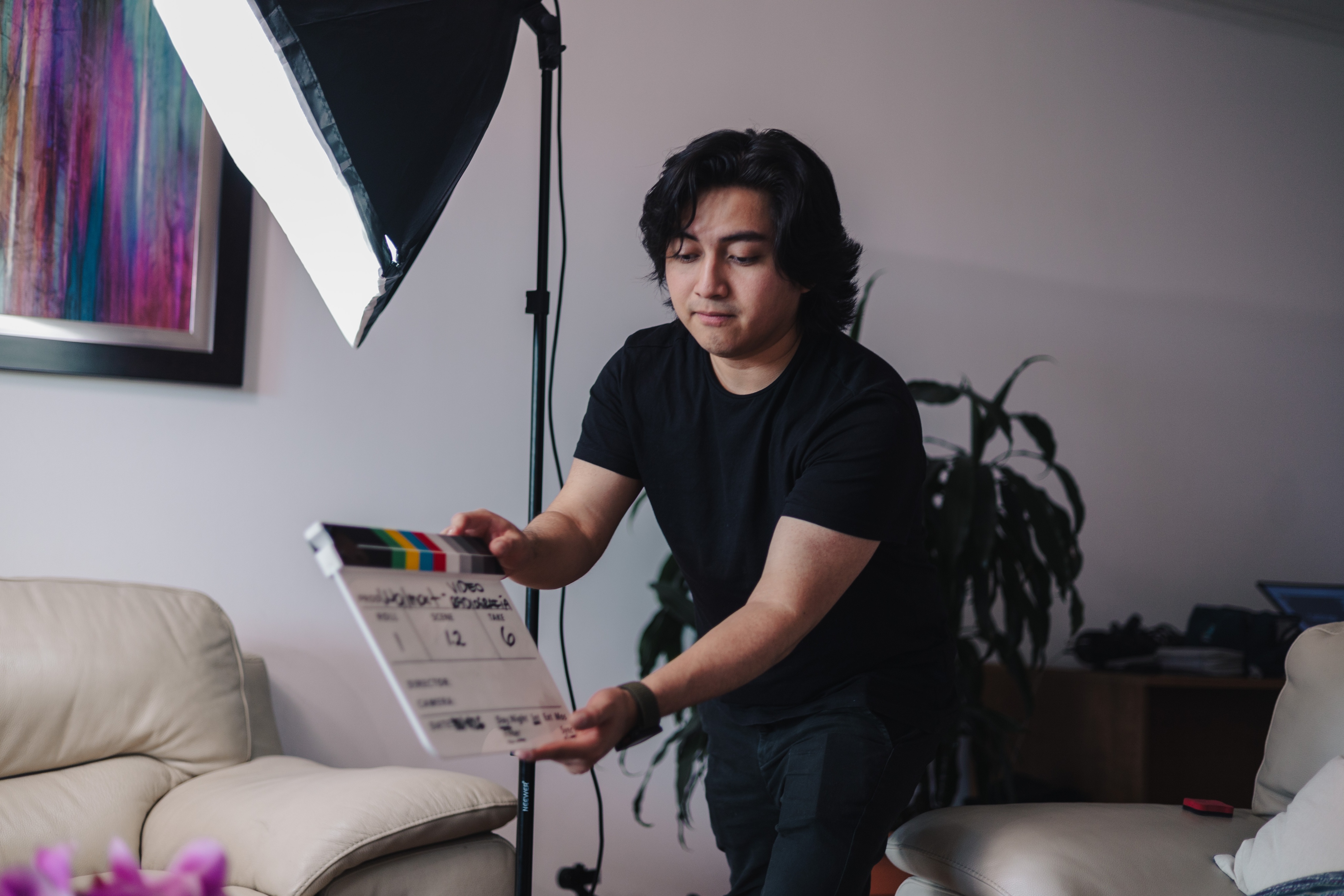 Camarógrafo de Faro Studios preparando una toma con una claqueta
