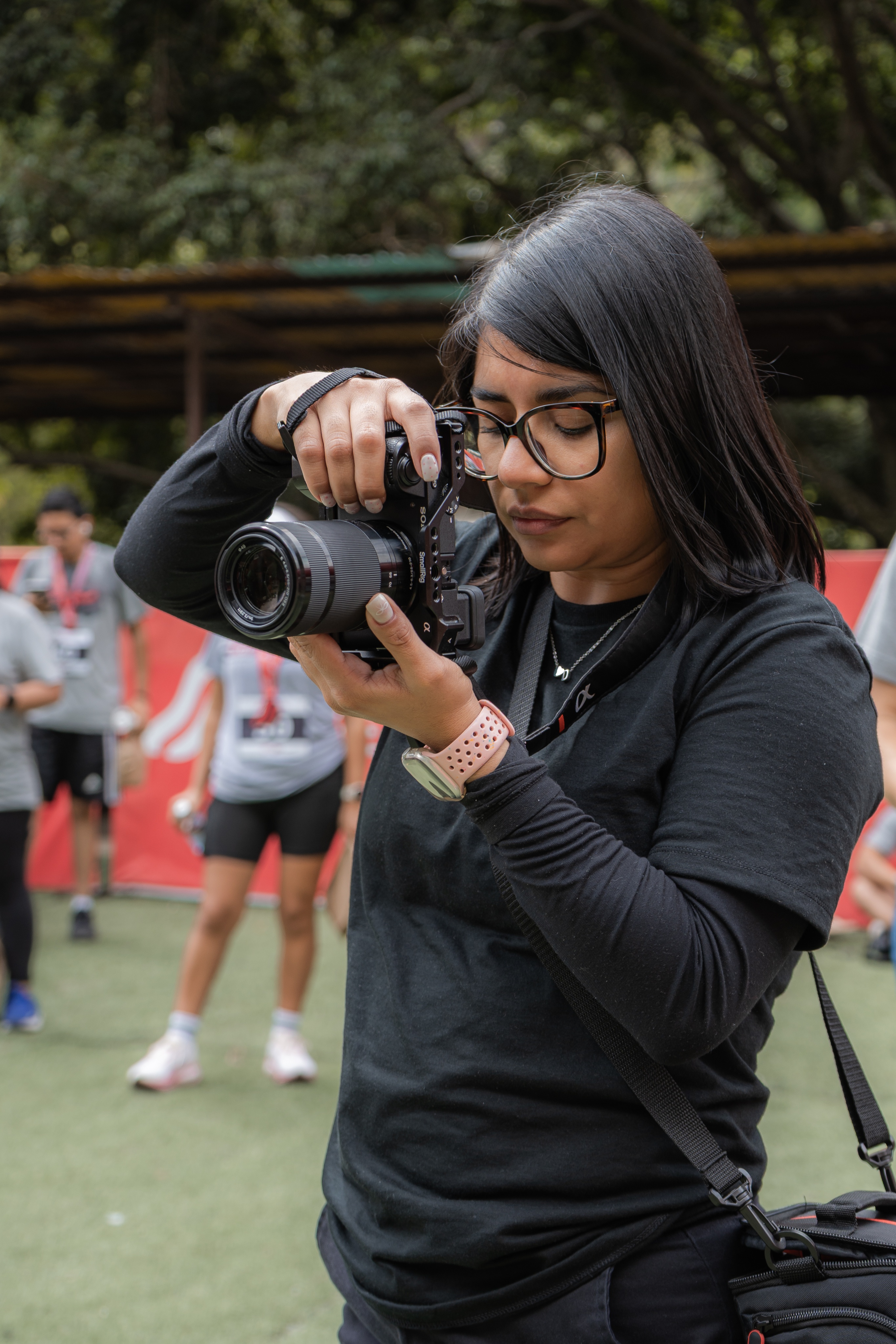 Fotógrafa capturando un evento social