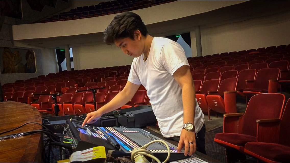Consola de audio en un auditorio