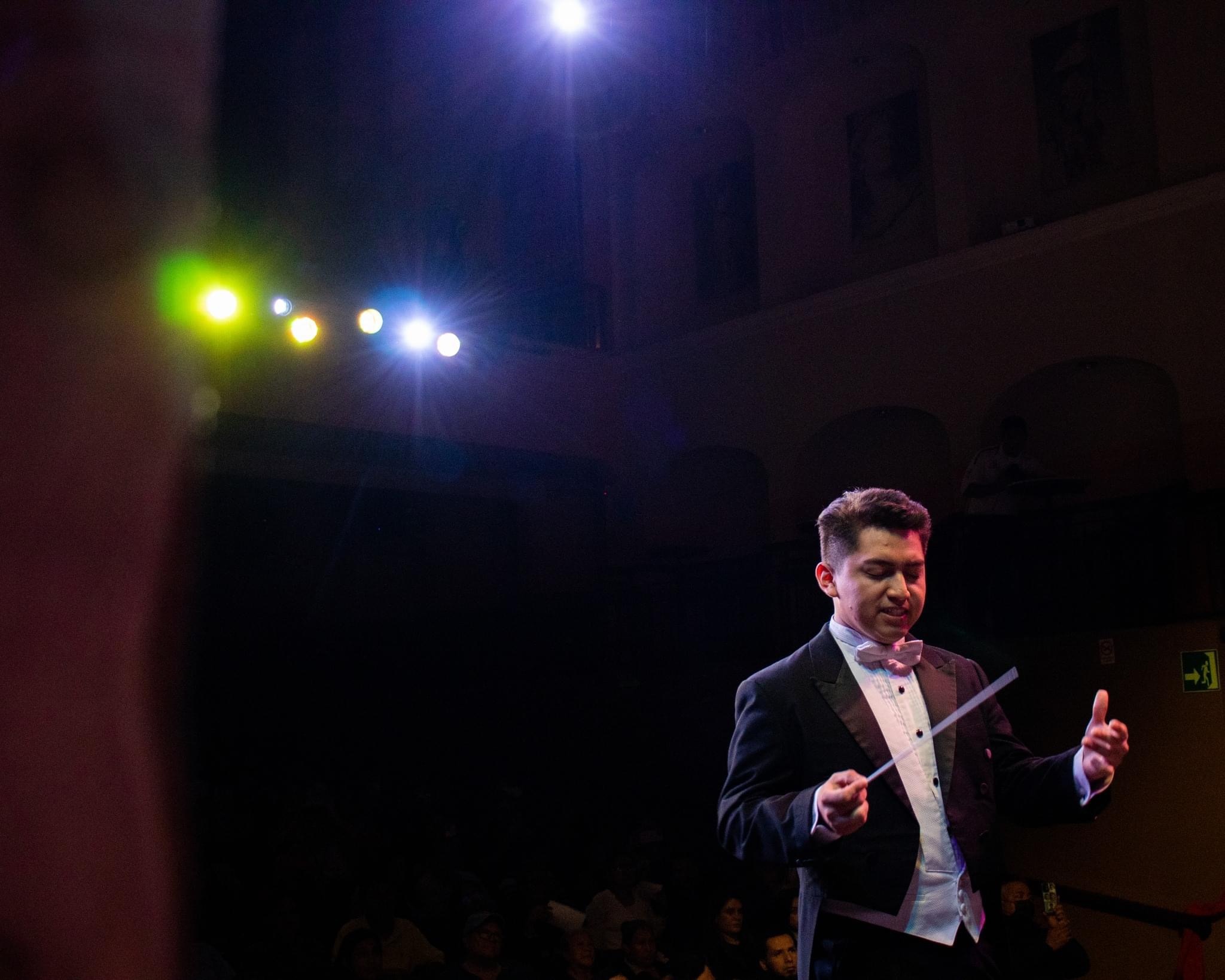 Director de orquesta durante una presentación